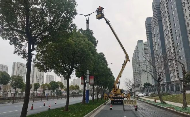 办实事旧灯新用点亮市民夜归路(图1)