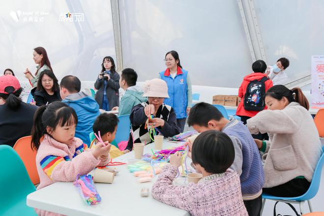 水立方点亮蓝灯呼吁社会各界关爱孤独症患儿(图1)