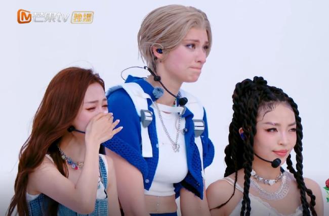 VaVa为了陪卡琳娜灭吴宣仪的灯 舞台乌龙引发热议(图4)