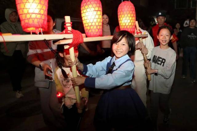 86片义乌这个村的少年们清明节迎起小龙灯(图3)