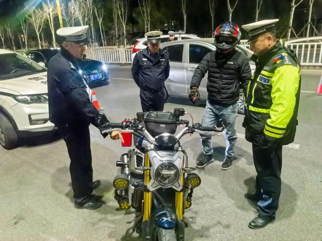 你的车灯有点不一样……(图1)