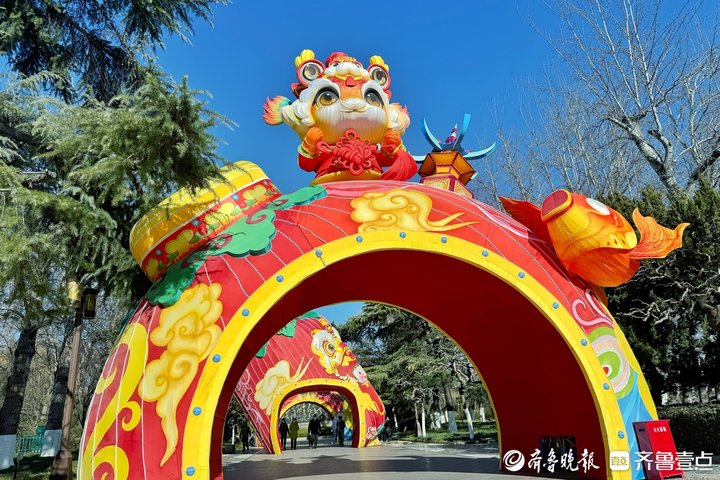 泉畔探灯“蛇宝”迎春 虎狮送瑞“恭贺新禧”灯组亚盈体育官网亮相大明湖(图1)