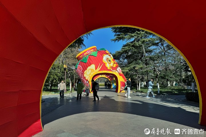 泉畔探灯“蛇宝”迎春 虎狮送瑞“恭贺新禧”灯组亚盈体育官网亮相大明湖(图2)