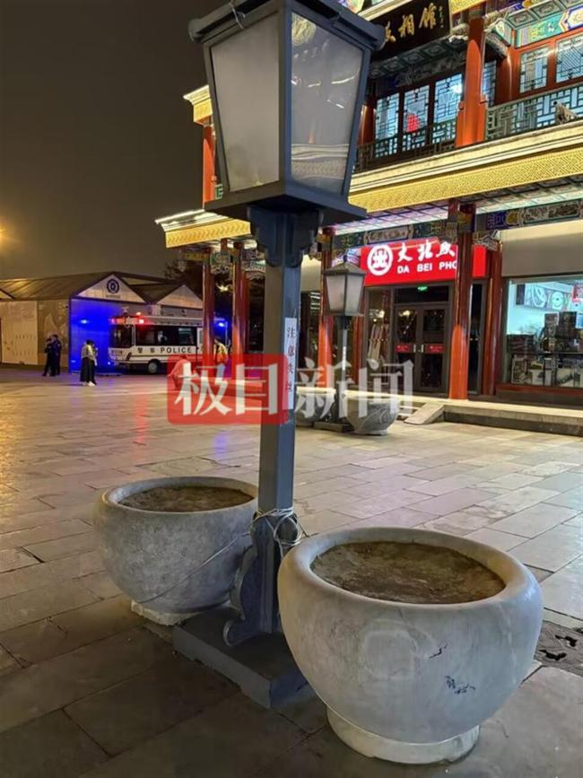 亚盈体育APP北京为了防风有多拼？将路灯和石缸绑一起怕被吹跑了 阵风已达78级(图1)