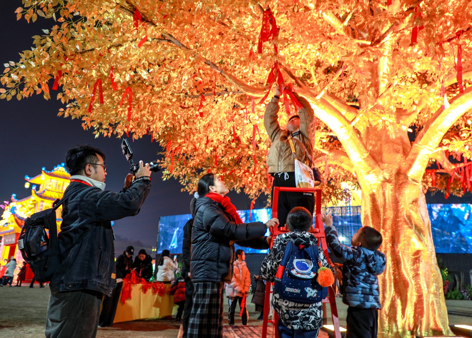 灯为笔文作墨观山湖灯会庙市绘就贵州年味的美好画卷(图8)