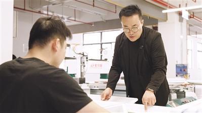 中国灯亚盈体育入口饰照明之都的追光者(图1)
