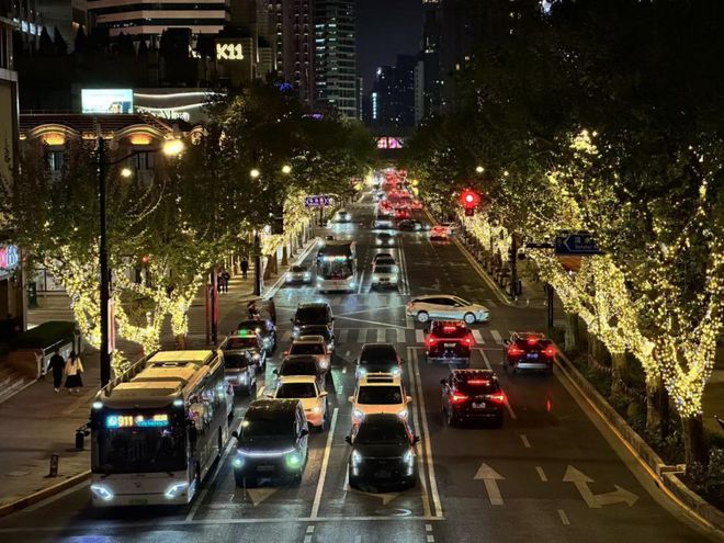 夜景全变了淮海中路东段树灯焕新亮相还有“蝴蝶”“蜜蜂”“螳螂瓢虫”……(图1)