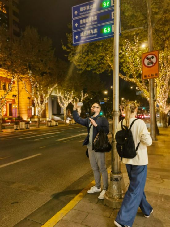 淮海中路东段树灯焕新 循光见花点亮城市浪漫(图2)