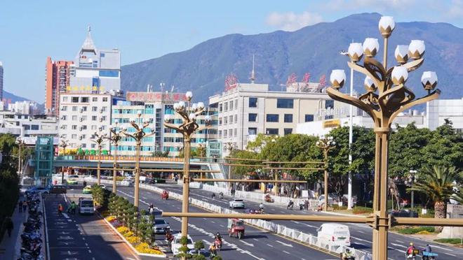 大理这里的路灯“焕新”(图6)